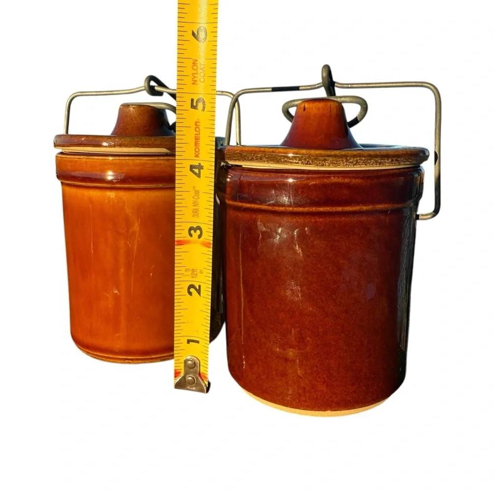 PAIR OF VINTAGE BROWN STONEWARE CROCK JARS WITH LIDS & METAL HANDLES - Picture 5 of 12